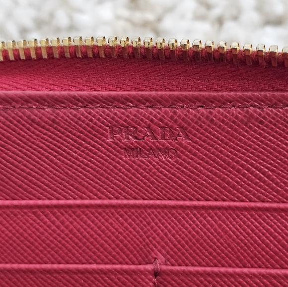 ❤️‍🔥 LOW START ❤️‍🔥 Authentic Prada zippy wallet - Picture 12 of 12